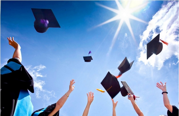 Bài tập Pronunciation phần tiếng Anh 11 Unit 7 Looking Back giúp học sinh ghi nhớ sâu từ vựng liên quan đến giáo dục và hướng nghiệp