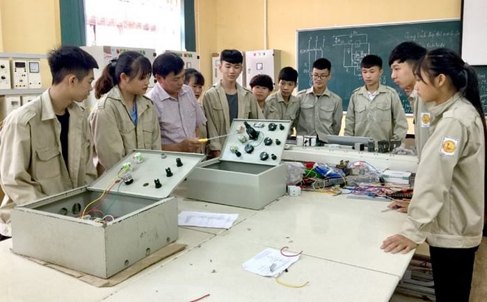 Học sinh cần làm việc nhóm, nghiên cứu các cơ sở giáo dục cho học sinh sau khi tốt nghiệp phổ thông để hoàn thành bài tập Project