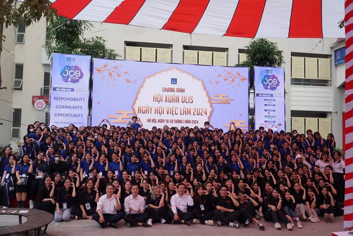 Bài tập phần Project Unit 7 tiếng Anh 11 giúp học sinh có cơ hội tìm hiểu về cơ sở giáo dục phù hợp với mình để xác định mục tiêu trong tương lai