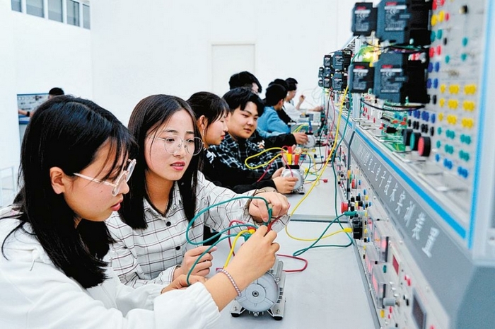 Phần tiếng Anh 11 Unit 7 Reading tập trung phát triển kỹ năng đọc hiểu thông qua các bài đọc về các lựa chọn giáo dục và nghề nghiệp sau THPT