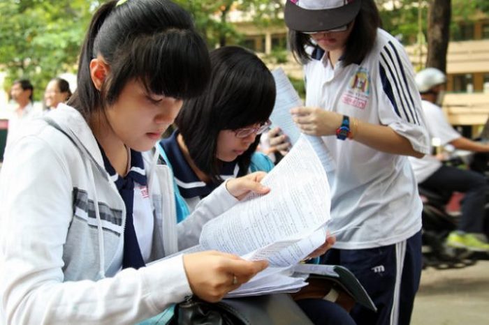 Phần tiếng Anh 11 Unit 7 Speaking sẽ phát triển kỹ năng nói thông qua các hoạt động thảo luận về các lựa chọn giáo dục sau tốt nghiệp THPT