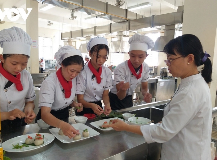 Bài 1 phần tiếng Anh 11 Unit 7 Speaking yêu cầu học sinh suy nghĩ về sự khác biệt của học nghề hay học thuật tiếp sau tốt nghiệp THPT