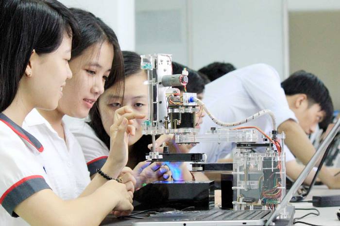Bài 3 tiếng Anh 11 Unit 7 Speaking yêu cầu học sinh suy nghĩ về các lợi ích của học thuật theo mẫu hội thoại có sẵn