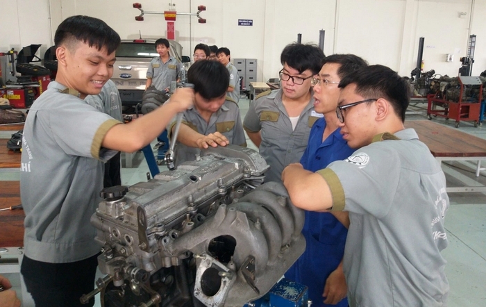 Nắm vững tiếng Anh 11 Unit 7 Từ vựng về nghề nghiệp và kỹ năng thực hành sẽ giúp bạn nói về định hướng, mục tiêu nghề cá nhân sau THPT 