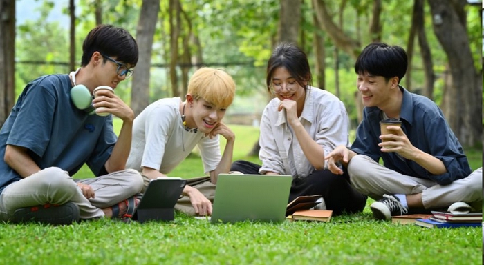 Bài đọc tiếng Anh 11 Unit 8 Reading có nội dung xoay quanh các yếu tố ảnh hưởng đến sự độc lập ở người trẻ