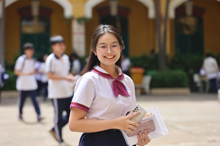 Đề thi Đại học Ngoại ngữ - ĐHQG Hà Nội sử dụng là đề tốt nghiệp THPT hoặc bài thi đánh giá năng lực (ĐGNL) của Đại học Quốc gia Hà Nội