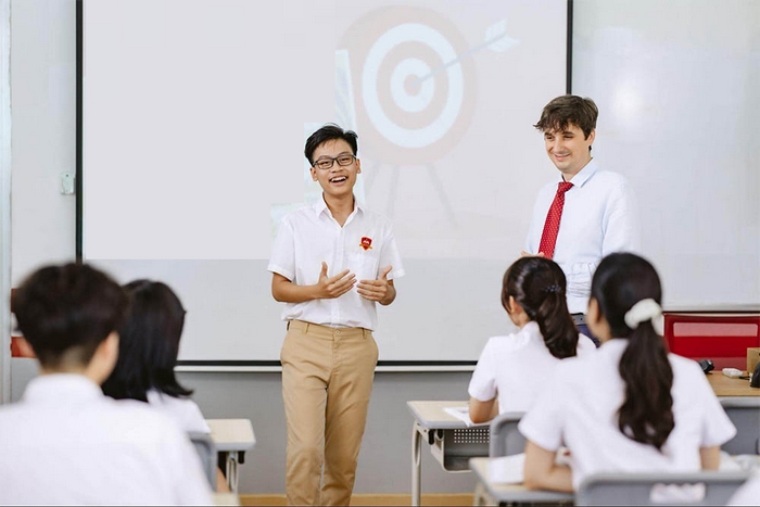 Bài tập tiếng Anh 11 Unit 10 Project giúp học sinh có cơ hội ôn tập kiến thức, bồi dưỡng kỹ năng làm việc nhóm và thuyết trình trước đám đông