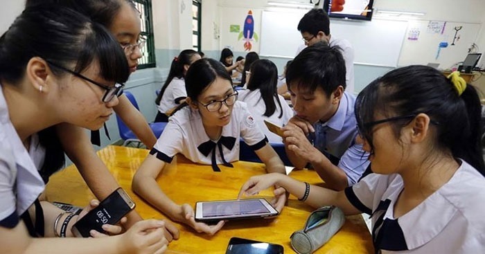 Bài tập Everyday English 2 tiếng Anh 11 Unit 9 Communication and Culture tạo cơ hội để học sinh giao tiếp, hội thoại với nhau theo tình huống sẵn có