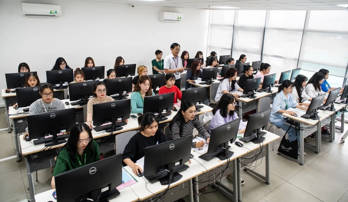 Hình ảnh các thí sinh đang làm bài trong kỳ thi VSTEP do trường Đại học Công Thương TP.HCM tổ chức