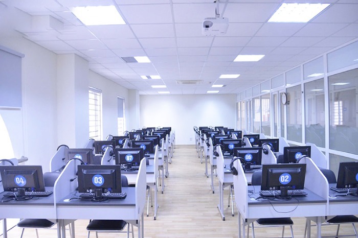 Không gian các phòng thi VSTEP Đại học Hà Nội rất hiện đại, khang trang