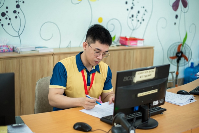 Hãy sưu tầm đề thi VSTEP Đại học Kinh Tế Quốc Dân và luyện tập thường xuyên để cải thiện kỹ năng làm bài