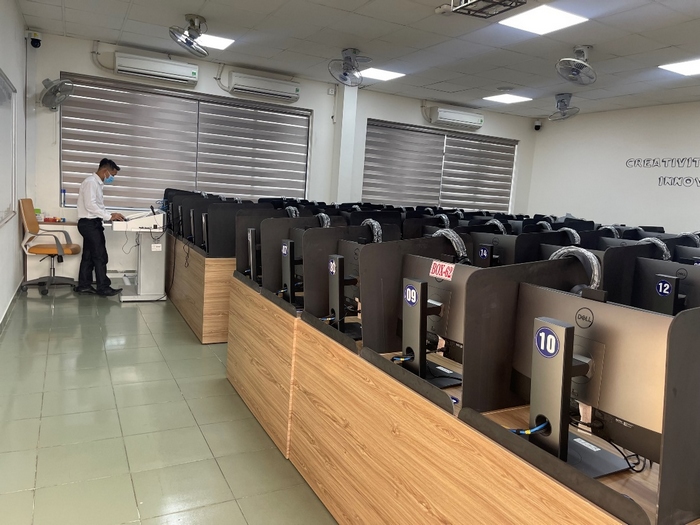 Trang thiết bị, cơ sở vật chất tại các phòng thi VSTEP Đại học Thương Mại đều hiện đại