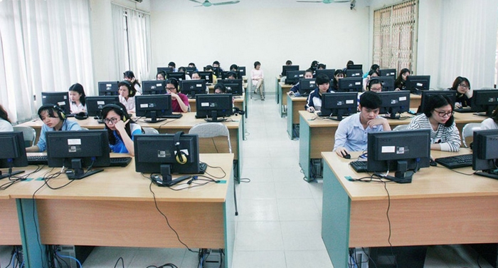 Cuộc thi VSTEP Đại học Vinh được tổ chức trên máy tính với hệ thống thiết bị hiện đại