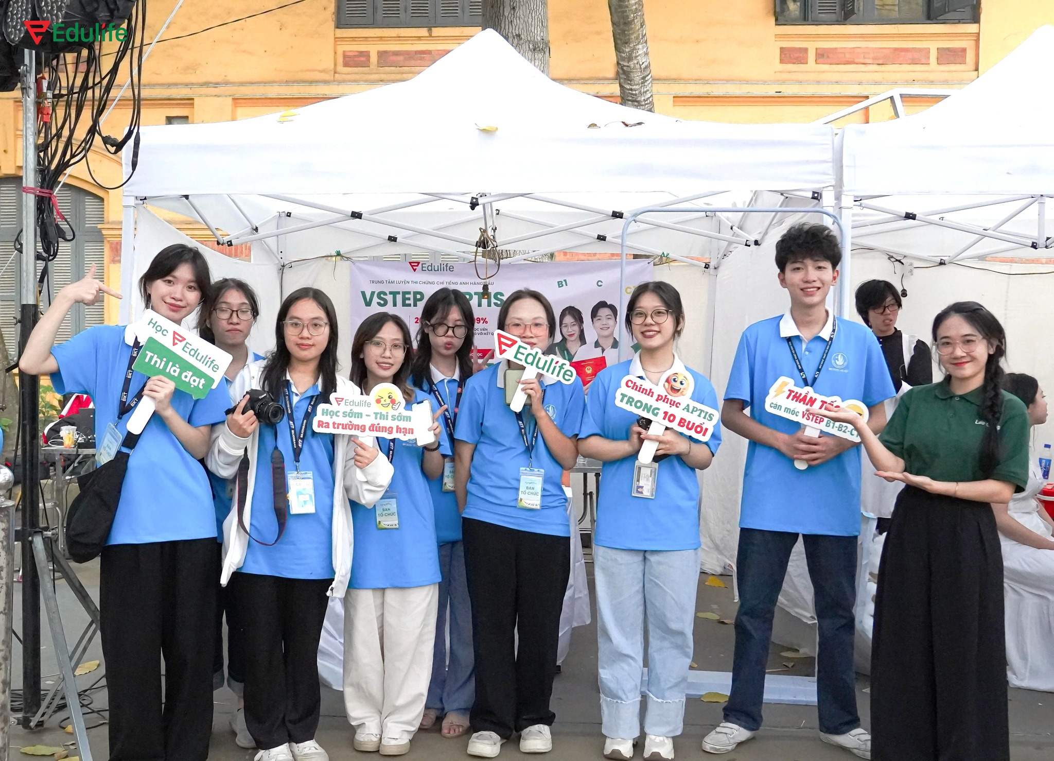 “Gian hàng” của Edulife được đông đảo các tân sinh viên quan tâm