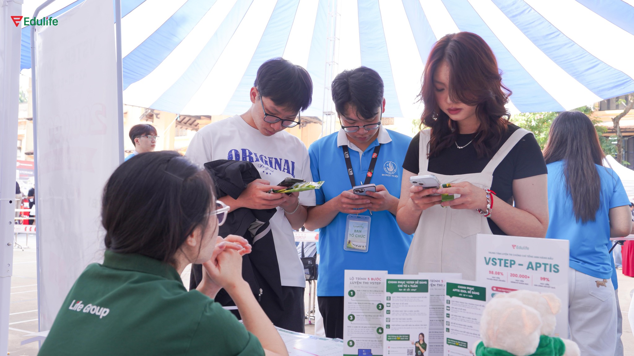 Các tân sinh viên hào hứng tham gia trải nghiệm app thi thử của Edulife