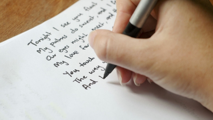 Luyện viết theo chủ đề hàng ngày giúp bạn rèn luyện tư duy ngôn ngữ và phản xạ viết, tăng vốn từ và cấu trúc câu