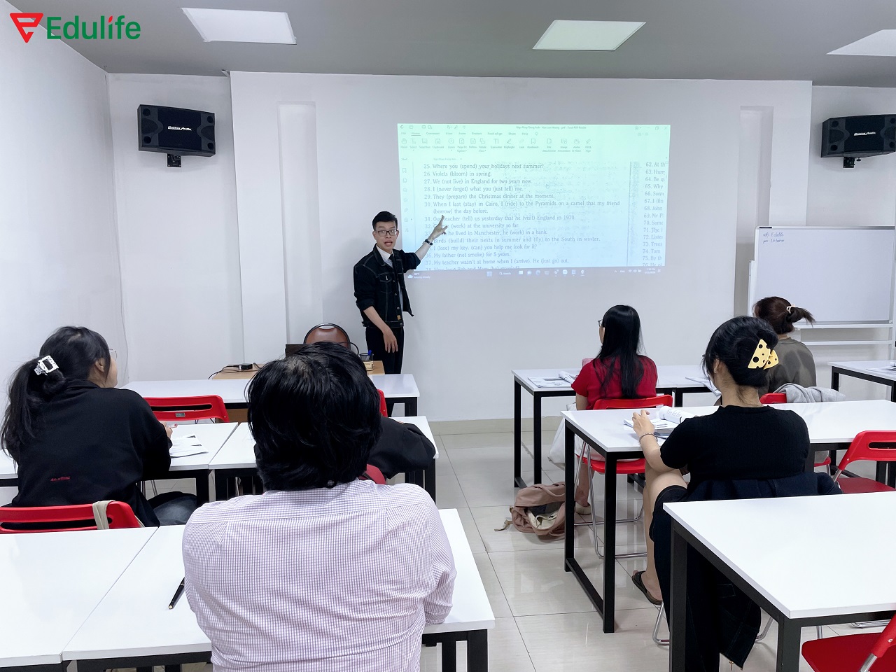 Lớp luyện thi VSTEP offline tại Edulife 