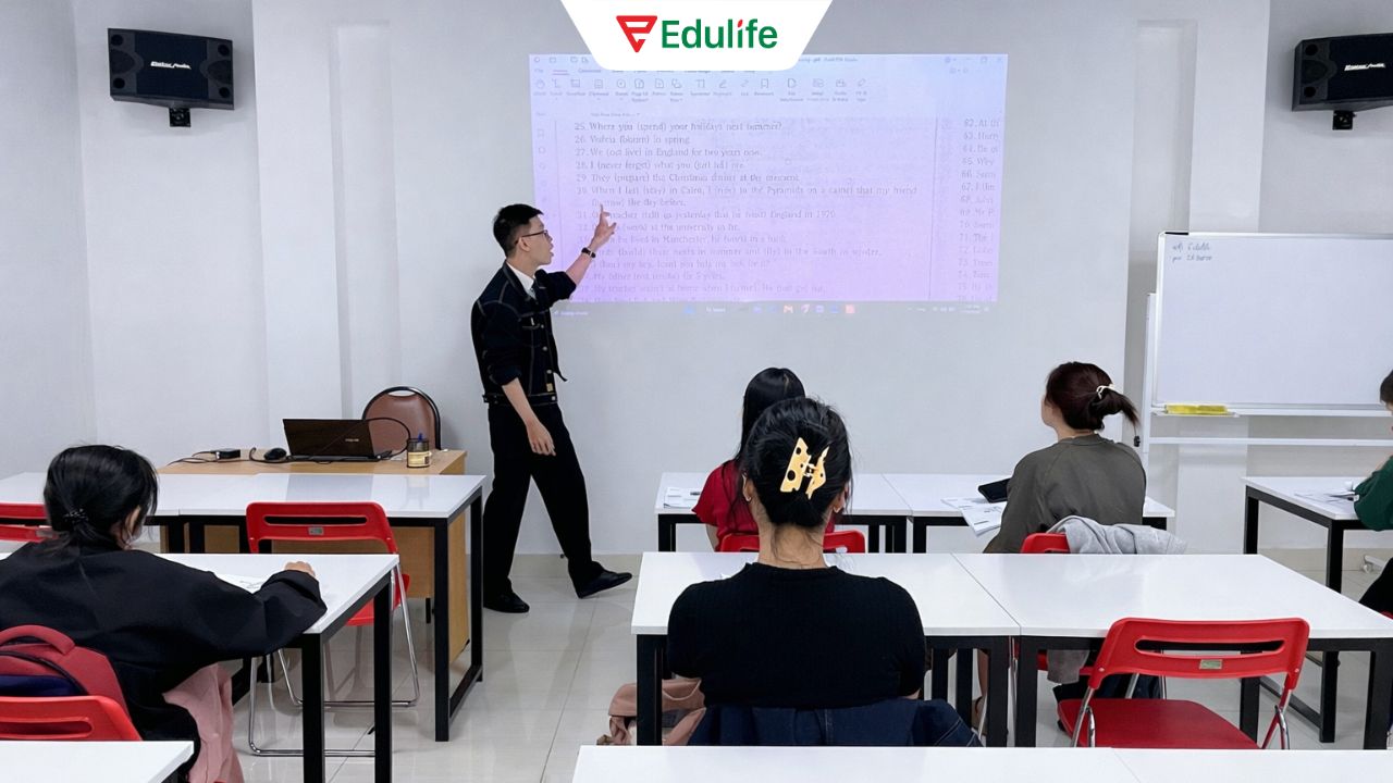 Học tại Trung tâm sẽ giúp bạn có lộ trình rõ ràng và giáo viên sửa lỗi chi tiết