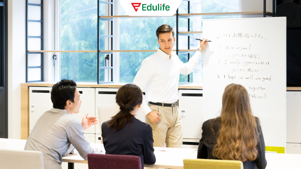 Người đạt B2 có thể trình bày quan điểm, ý tưởng một cách rõ ràng và dễ hiểu