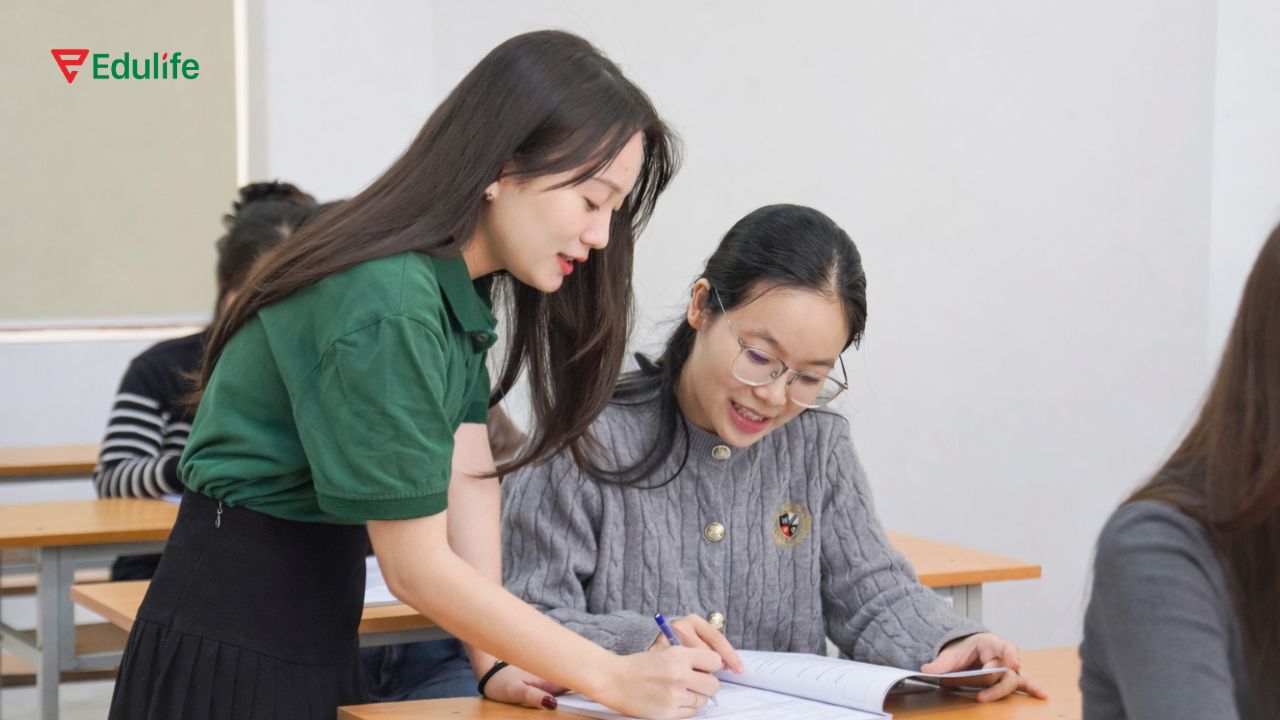 Học tại trung tâm học viên sẽ được sửa sai và nhận góp ý trực tiếp từ giáo viên Học tại trung tâm học viên sẽ được sửa sai và nhận góp ý trực tiếp từ giáo viên