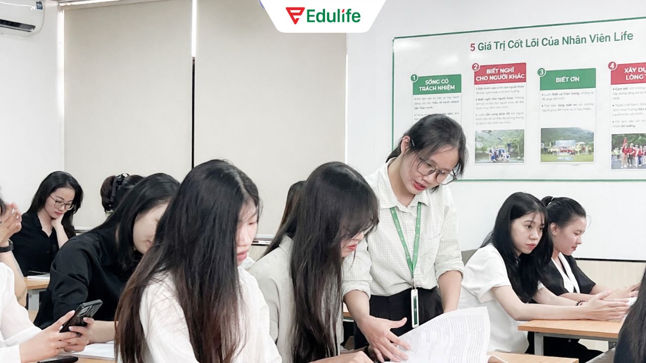 Học tại trung tâm bạn sẽ được giáo viên hướng dẫn và sửa lỗi chi tiết khi luyện đề