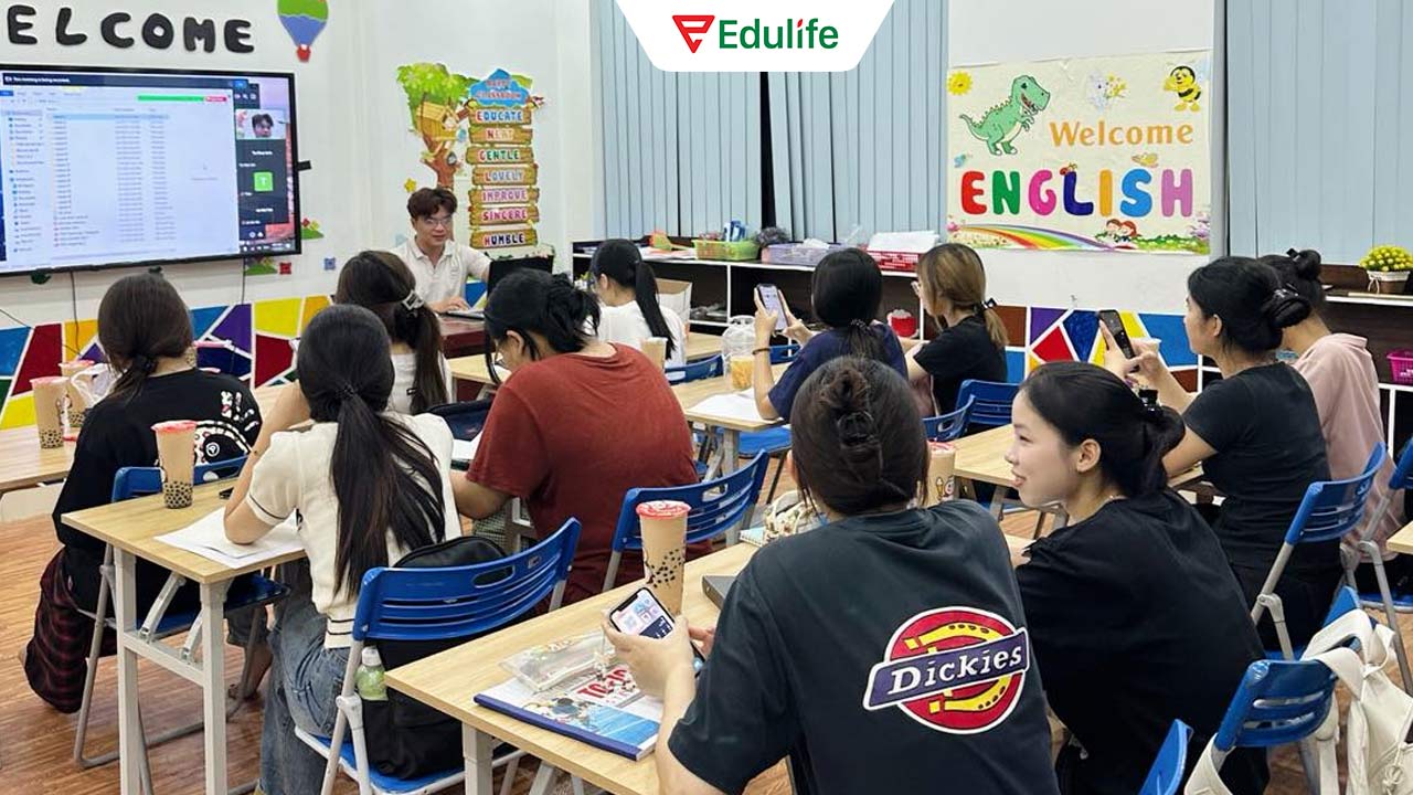 Ezi English School tổ chức lớp học quy mô nhỏ, học viên ít, giảng viên dễ hướng dẫn