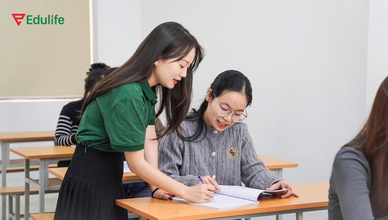 Học viên tại Edulife luôn được giáo viên hướng dẫn tận tình