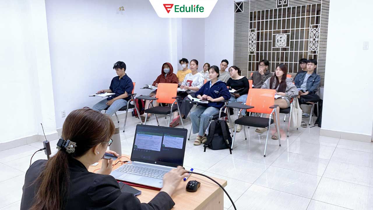 Lớp học sĩ số nhỏ giúp giảng viên dễ dàng theo sát, kèm cặp từng học viên 