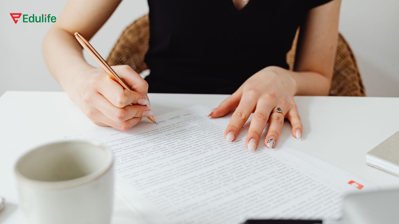 Viết bài luận và nhờ bạn bè góp ý để cải thiện cách diễn đạt