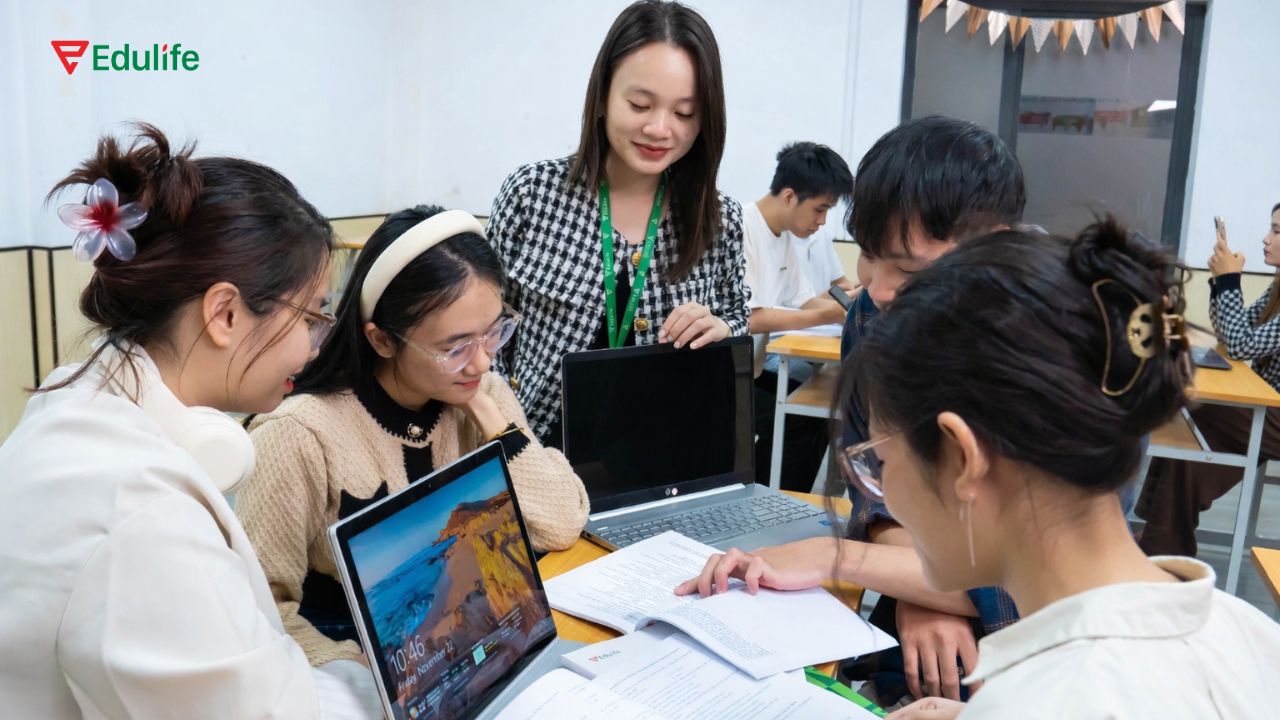 Tham gia các câu lạc bộ tiếng Anh để có cơ hội thực hành giao tiếp thực tế