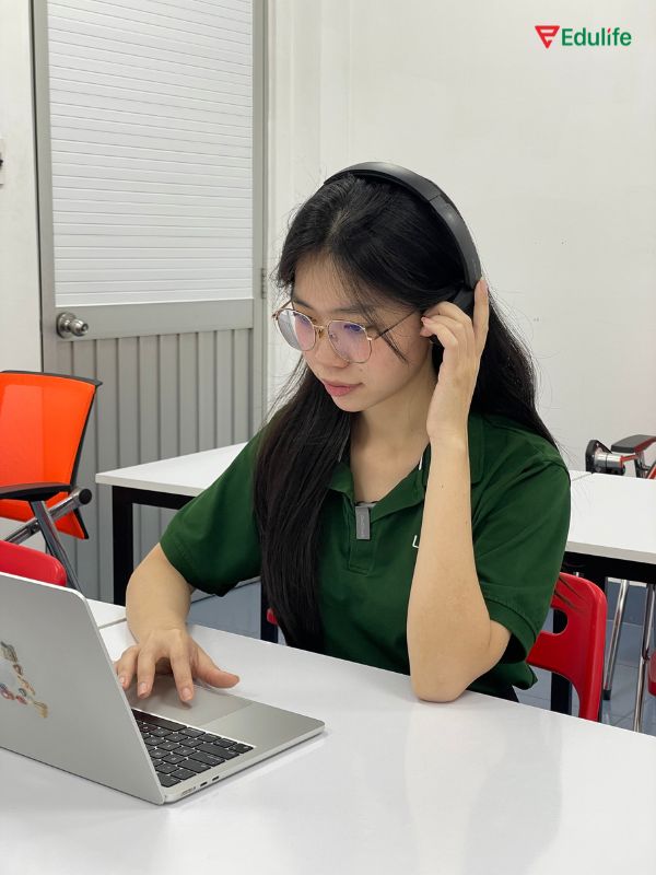 Nghe và trả lời các câu hỏi để tăng phản xạ trong giao tiếp thực tế