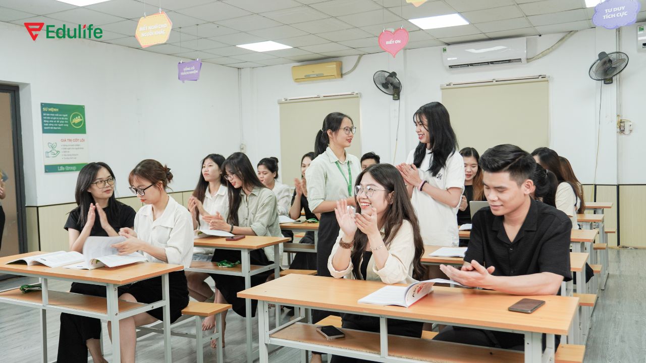 Tự tin thực hành cùng giáo viên và các bạn trong lớp