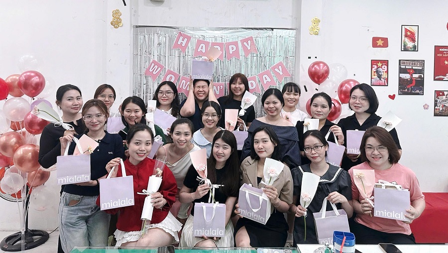 Các "em xinh say life" của nhà Life Group