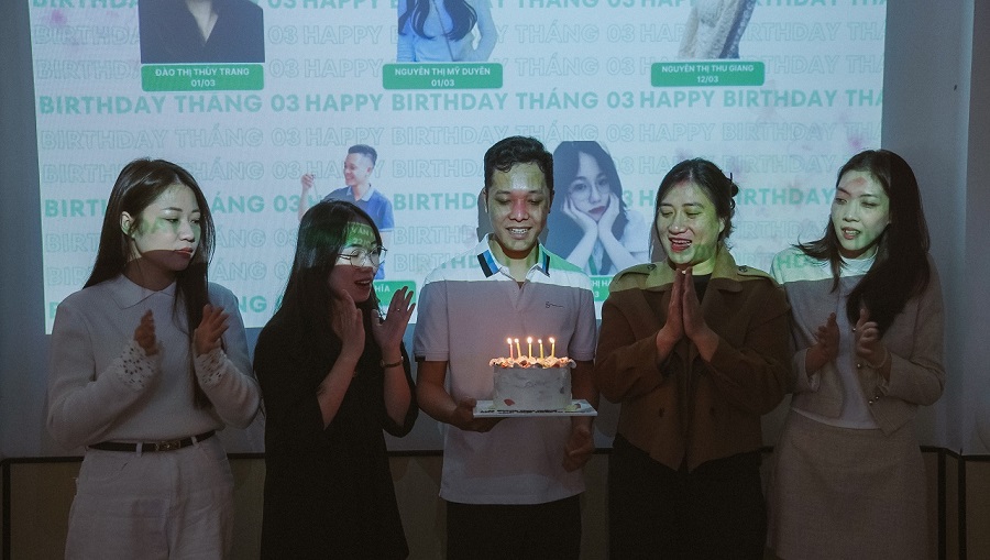Các thành viên có sinh nhật trong tháng 3 cùng nhau thổi nến sinh nhật