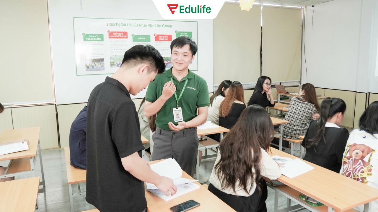 Học tại Trung tâm sẽ có giáo viên giúp bạn sửa lỗi và luyện phản xạ theo cấu trúc đề thi thật