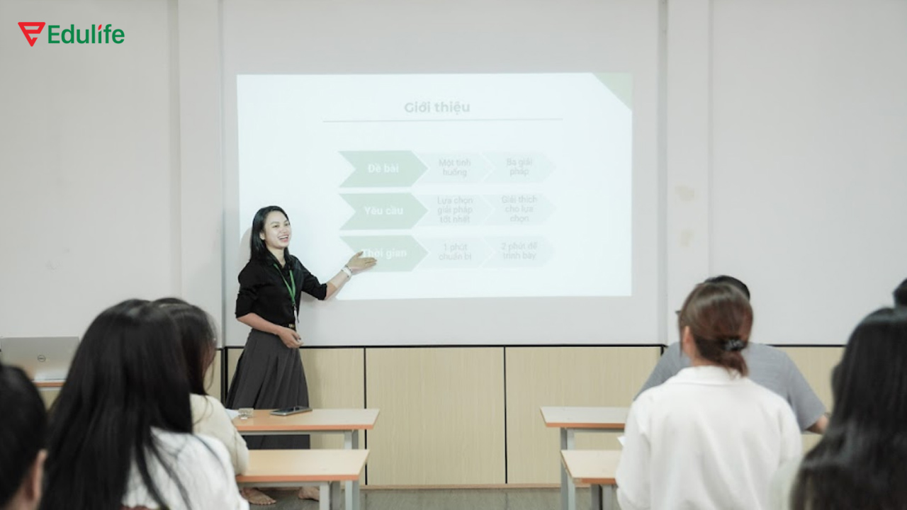 Giảng viên truyền đạt kinh nghiệm trước ngày thi