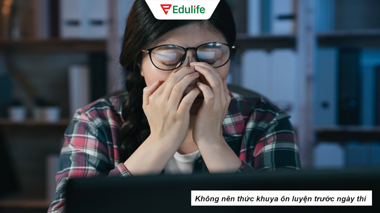Thí sinh không nên ôn luyện quá khuya trước ngày thi sẽ gây mỏi mệt, lo lắng
