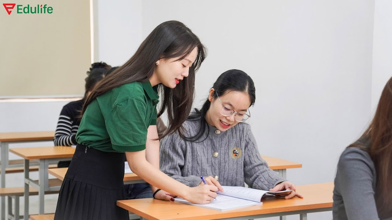 Học viên tại Edulife luôn được giảng viên kèm cặp, sửa lỗi sát sao