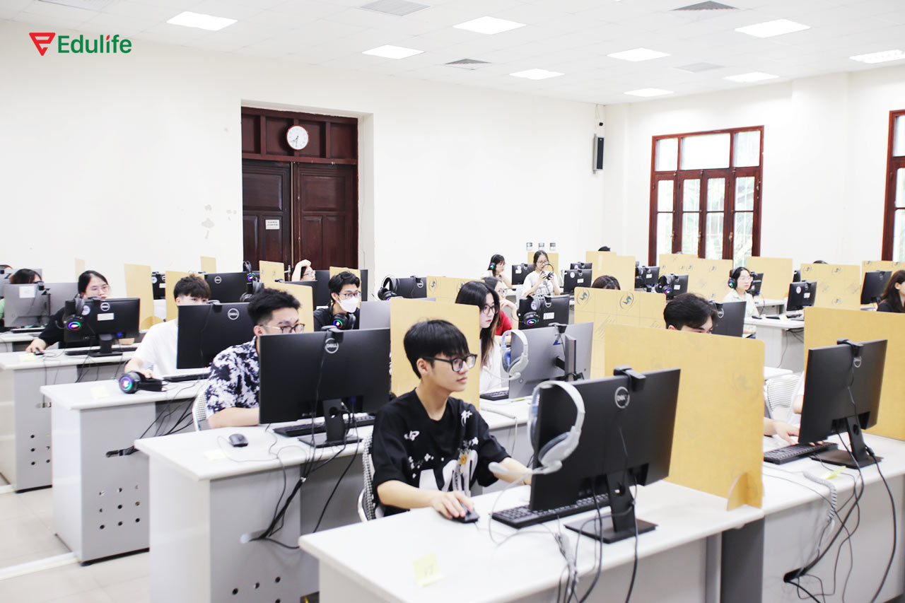 Phòng thi VSTEP Học viện Ngân hàng được trang bị đầy đủ các trang thiết bị