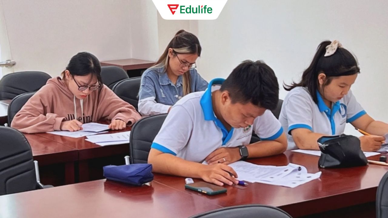 Các khóa ôn thi VSTEP tại UEF sẽ khai giảng khi có tối thiểu 15 học viên 