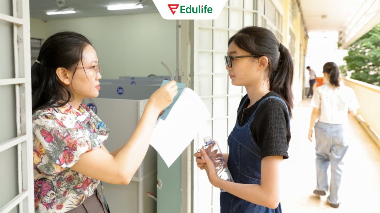 Kiểm tra giấy tờ tùy thân là bước quan trọng để thí sinh được vào phòng thi
