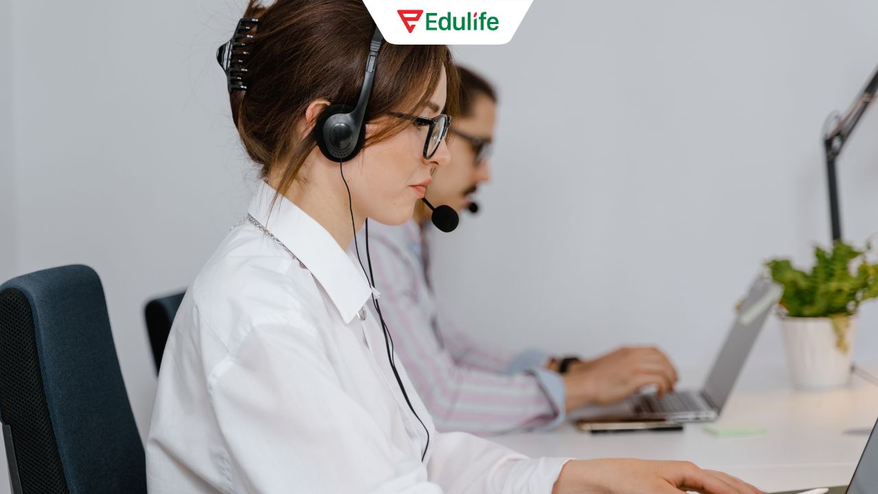 Thí sinh có thể liên hệ hotline của trường để được hỗ trợ khi tra cứu kết quả thi VSTEP