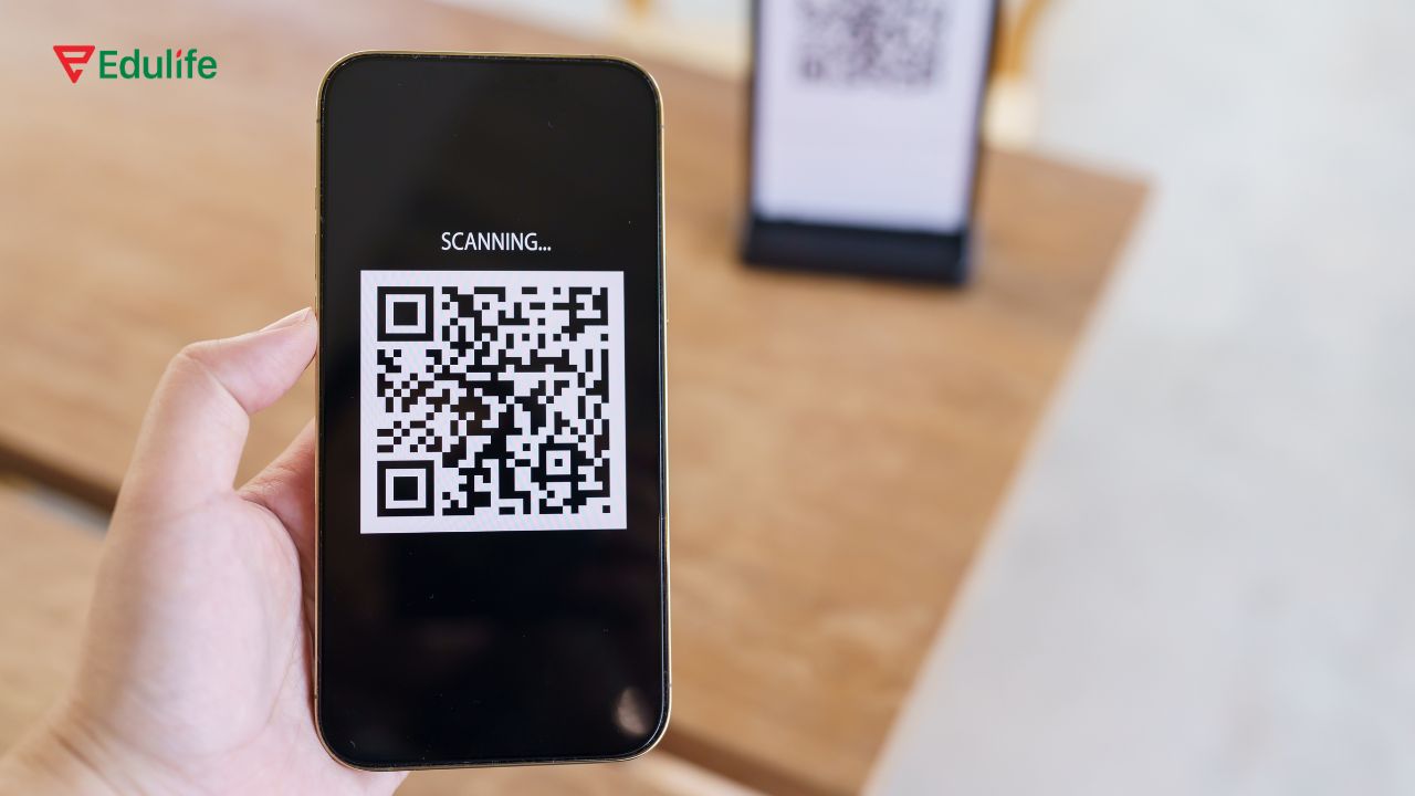 Thí sinh thực hiện quét QR trên Thẻ dự thi để xem điểm thi VSTEP Thí sinh thực hiện quét QR trên Thẻ dự thi để xem điểm thi VSTEP