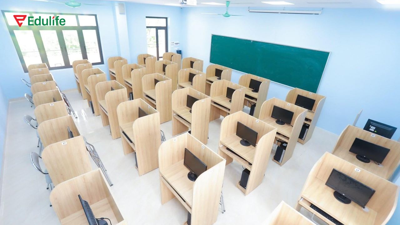 Phòng thi VSTEP trường Đại học Thương mại được trang bị đầy đủ trang thiết bị