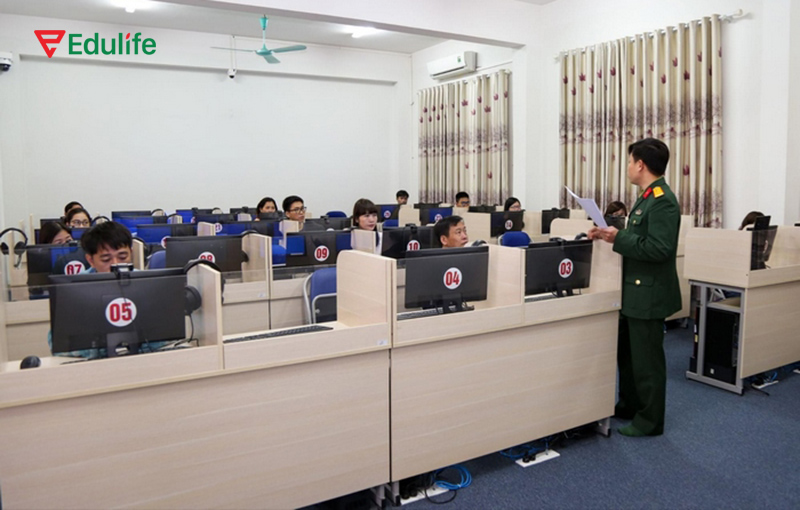 Thầy cô đang phổ biến quy chế thi VSTEP tại trường Học viện khoa học quân sự