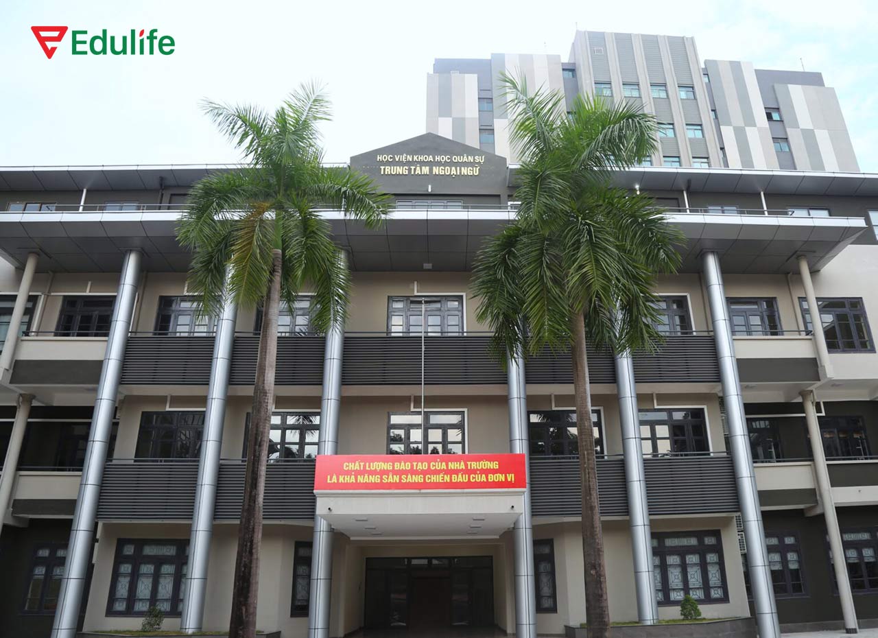Thí sinh nhận chứng chỉ VSTEP tại trường Học viện khoa học quân sự